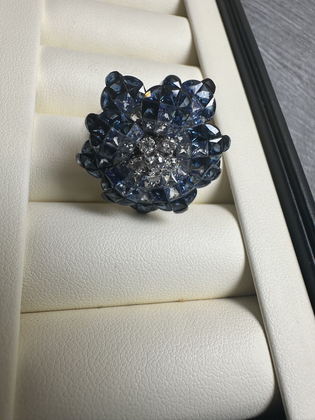 65 蓝宝石大花戒指